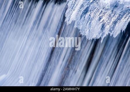 Il Cedar Creek di Cedarburg si blocca raramente a causa delle cascate che cadono a 60 piedi nella parte inferiore del torrente. Cicli di congelamento-scongelamento costanti Foto Stock