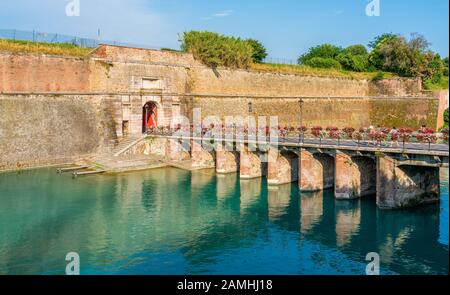 Vista panoramica di Peschiera del Garda, villaggio sul lago di Garda in provincia di Verona, regione Veneto, Italia. Foto Stock