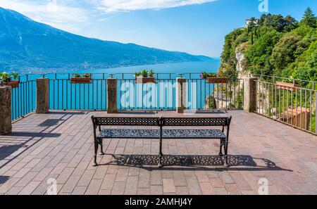 Vista panoramica di Tremosine sul Garda, villaggio sul lago di Garda in provincia di Brescia, Lombardia, Italia. Foto Stock