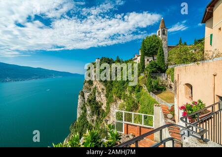 Vista panoramica di Tremosine sul Garda, villaggio sul lago di Garda in provincia di Brescia, Lombardia, Italia. Foto Stock