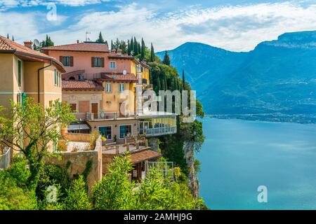 Vista panoramica di Tremosine sul Garda, villaggio sul lago di Garda in provincia di Brescia, Lombardia, Italia. Foto Stock