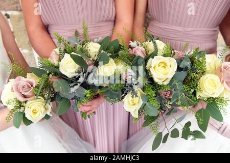 Bouquet nuziali e bridesmaids ad un matrimonio Foto Stock