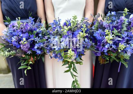 Bouquet nuziali e bridesmaids ad un matrimonio Foto Stock