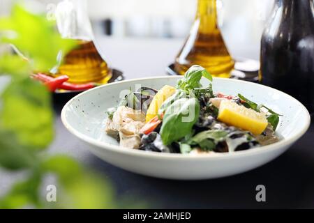 Frutti di mare, cozze e gamberetti in salsa di crema al limone Foto Stock