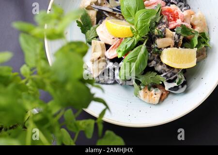 Frutti di mare, cozze e gamberetti in salsa di crema al limone Foto Stock