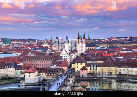 Veduta panoramica aerea del centro storico con cattedrale, municipio, Alte Mainbrucke a Wurzburg al tramonto, parte della strada Romantica, Franconia, Baviera, Germania Foto Stock