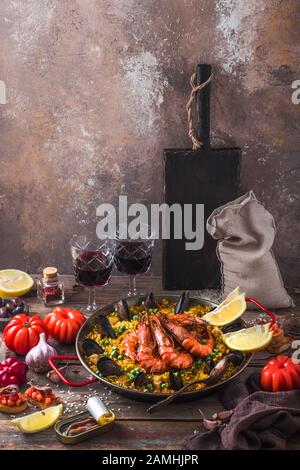 Paella spagnola con gamberi, cozze e calamari in una padella con spazio copia Foto Stock