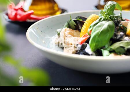 Frutti di mare, cozze e gamberetti in salsa di crema al limone Foto Stock