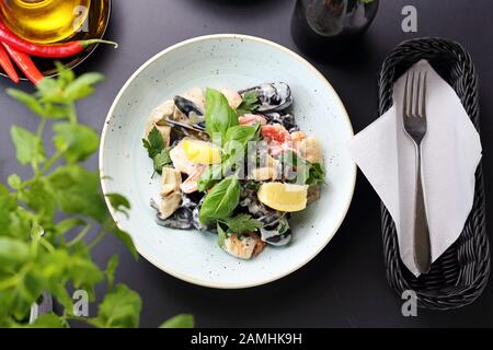 Frutti di mare, cozze e gamberetti in salsa di crema al limone Foto Stock