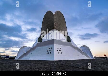 L'Auditorio de Tenerife auditorium al crepuscolo. Progettato da Santiago Calatrava, situato sul viale della Costituzione in capi delle Canarie Foto Stock