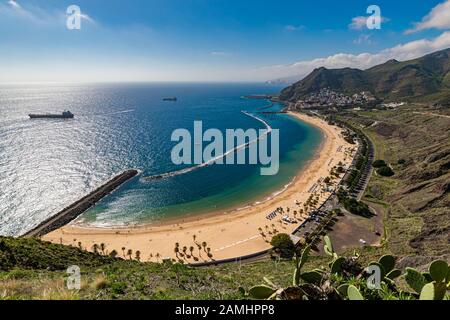Bella sabbia bianca spiaggia di Las Teresitas vicino a Santa Cruz de Tenerife visto da uno dei punti di vista di cui sopra. Foto Stock