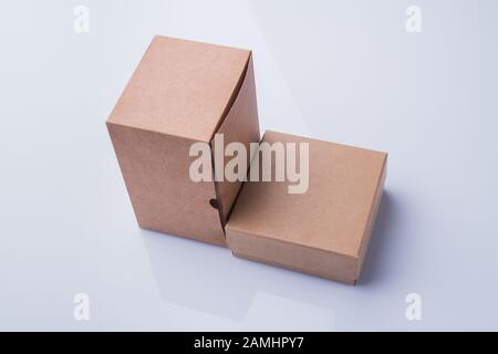 Scatole di cartone piccole e alte. Foto Stock
