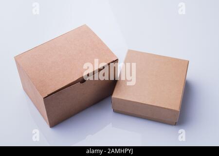 Due scatole di cartone diverse isolate su bianco. Foto Stock