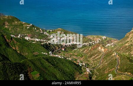 Vista da El Bailadero viewpoint verso i villaggi pittoreschi di Azanos e Taganana in Anaga Parco Rurale a Tenerife, Isole Canarie, Spagna. Foto Stock