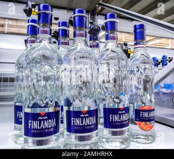 Samara, Russia - 12 gennaio 2020: Finlandia vodka Finlandia pronta per la vendita sul mercato in superstore. Varie bevande alcoliche in bottiglia Foto Stock