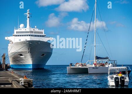 Passeggeri delle navi da crociera in un'escursione in catamarano, Kingstown, St. Vincent, Saint Vincent e Grenadine, Windward Islands, Caribbean, West Indies Foto Stock