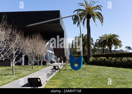 Pop art modernista di Cllaes Oldenburge e Coosje van Bruggen Corridor Pin Blue 1999 Grande acciaio inossidabile alluminio e smalto poliuretanico Foto Stock