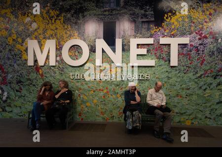 Visitatori seduti al di fuori degli anni tardi Monet mostra d'arte in de Young museo: Galleria d'arte Golden Gate Park San Francisco California USA Foto Stock