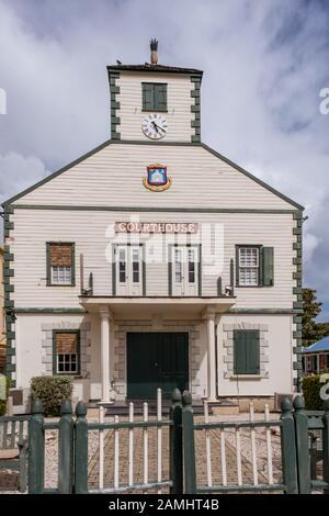 Cortile in legno tradizionale sormontato da ananas su Front Street, Philipsburg, Sint Maarten, St. Maarten, Antille Olandesi, Antille Occidentali, Caraibi. Foto Stock