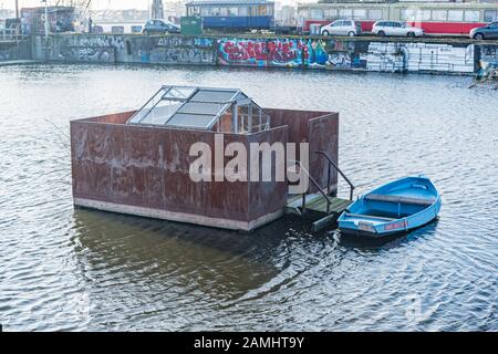 Olanda, Januari 2020, Amsterdam, scene colorfull wit una serra galleggiante al NDSM werf con le sue gru e graffiti nel nord di Amsterdam ne Foto Stock