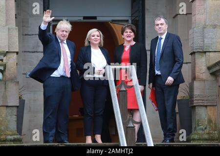 Belfast, Regno Unito. 13th Gen 2020. Il primo ministro britannico Boris Johnson (1st L) e il segretario di Stato britannico per l'Irlanda del Nord Julian Smith (1st R) sono accolti dal Primo ministro dell'Irlanda del Nord Arlene Foster (2nd R) del Partito Unionista democratico (DUP) e dal vice Primo ministro Michelle o'Neill del Sinn Fein di Belfast, Irlanda del Nord, Il Regno Unito, il 13 gennaio 2020. Boris Johnson ha affermato lunedì, durante una visita a Belfast, Irlanda del Nord, di sperare e di essere "fiduciosi" nel garantire un accordo a quota zero e a tariffa zero con l'Unione europea (UE). Credito: Xinhua/Alamy Live News Foto Stock