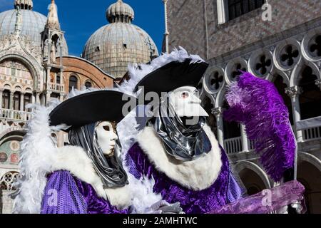 Persone con maschere e costumi in Piazza San Marco, Carnevale a Venezia, Veneto, Italia, Europa Foto Stock