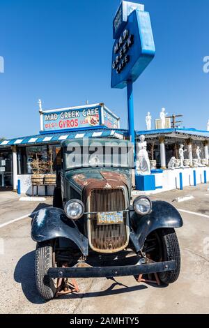 Auto d'epoca all'esterno del Mad Greek Cafe, un tempo famoso caffè nel mezzo del deserto, all'incrocio delle autostrade 15 e 127 California USA Foto Stock