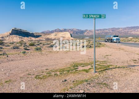 Autocisterna presso l'autostrada Old Spanish Trail, attraversare la strada vicino a Tecopa e la strada statale 127 nel deserto della California USA Foto Stock