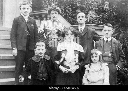 DaN LENO - George Galvin (1860-1904) Sala di musica inglese comico e attore con la sua famiglia circa 1900 Foto Stock