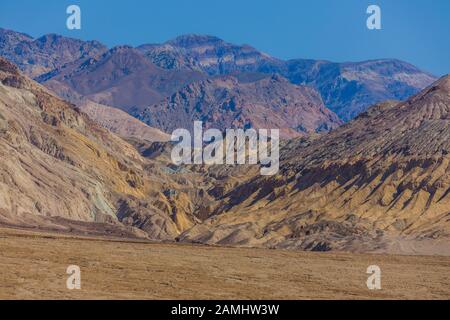 Artist's palette e guidare Death Valley California USA una tavolozza di colori montani con terreno vibrante colorato da metalli ricchi Foto Stock