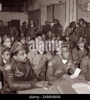 Un certo numero di Airmen di Tuskegee (i primi aviatori militari neri nel corpo dell'aria dell'esercito degli Stati Uniti, un precursore dell'aeronautica degli Stati Uniti) che partecipano ad un briefing a Ramitelli, in Italia, nel marzo del 1945 durante la seconda guerra mondiale Foto Stock