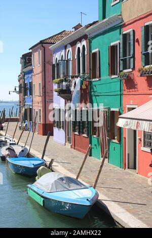 Il lungomare e le sue case colorate di Burano nella laguna di Venezia Foto Stock