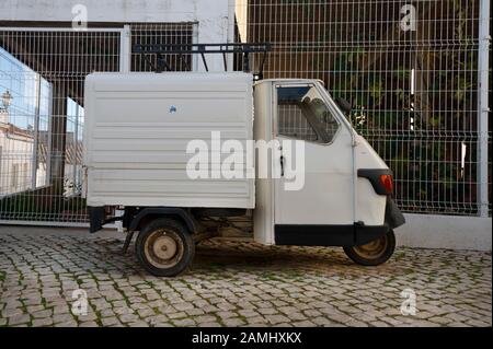 Ape 50 Piaggio van parcheggiato su una strada acciottolata Foto Stock