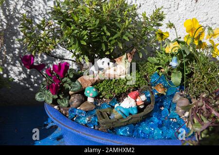 Piantatrice in miniatura da giardino fiabesco Foto Stock