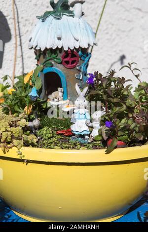 Piantatrice in miniatura da giardino fiabesco Foto Stock