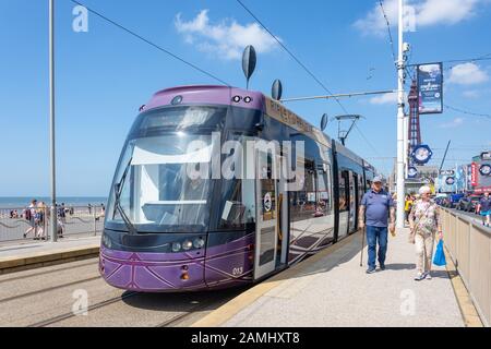 Blackpool Tramway Alla Fermata Del Tram, Ocean Boulevard, Promenade, Blackpool, Lancashire, Inghilterra, Regno Unito Foto Stock