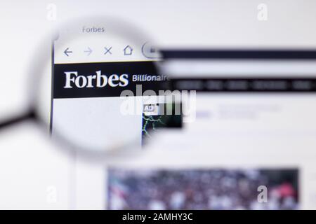 San Pietroburgo, Russia - 10 gennaio 2020: Pagina del sito web di Forbes su display portatile con logo, editoriale Illustrativo Foto Stock