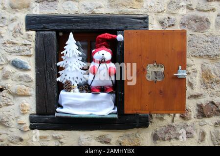 Piccola finestra con una sola tavola di legno e decorazioni natalizie Foto Stock