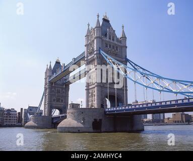 Tower Bridge da North Bank, London Borough of Tower Hamlets, Greater London, Inghilterra, Regno Unito Foto Stock