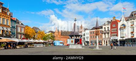 Vista panoramica del Markt (Piazza del mercato) in una giornata di sole. La Piazza del mercato fa parte del centro storico della città. Den Bosch, Paesi Bassi. Foto Stock