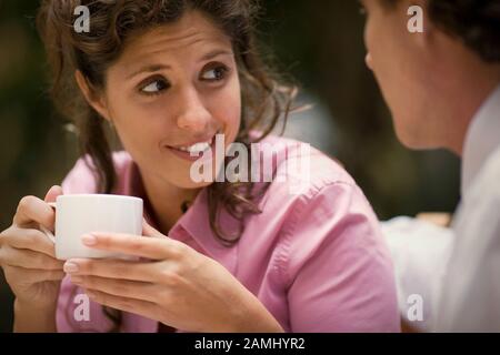 Vista di un giovane assorto in una conversazione. Foto Stock