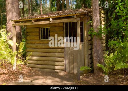 Una cabina di tronchi al Super Bee nella città di Tanawha, Sunshine Coast, Queensland, Australia Foto Stock