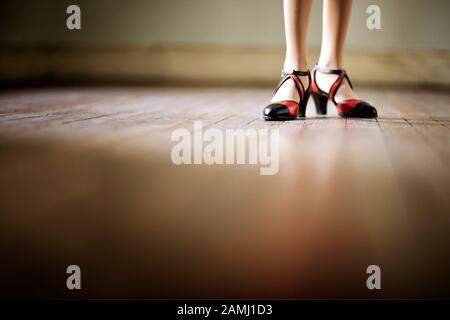 Vista dal taglio corto di un piede femminile con tacchi alti. Foto Stock