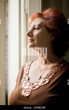 Profilo di una donna premurosa. Foto Stock