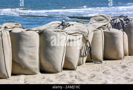 I sacchi di sabbia sono una buona misura preventiva per proteggere l'isola in caso di tempesta. Isola Baltrum / Mare Del Nord Foto Stock