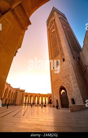 La Moschea di Hassan II è una moschea di Casablanca, Marocco. È la più grande moschea del Marocco con il minareto più alto del mondo. Foto Stock