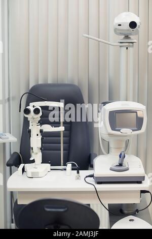 Immagine di fondo di moderne attrezzature e macchine per l'optometristo in clinica oftalmologia, copia spazio Foto Stock