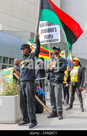 New York, USA, Oktober 25, 2019 dimostrazione dello Zimbabwe di fronte all'edificio delle Nazioni Unite. Foto Stock