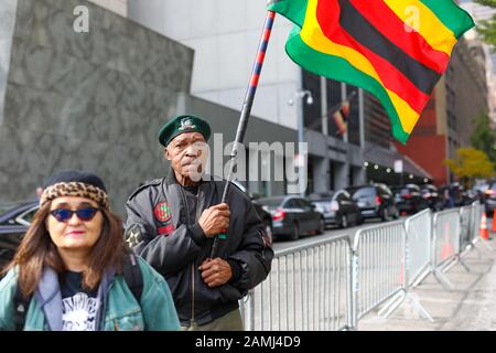 New York, USA, Oktober 25, 2019 dimostrazione dello Zimbabwe di fronte all'edificio delle Nazioni Unite. Foto Stock