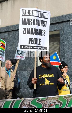 New York, USA, Oktober 25, 2019 dimostrazione dello Zimbabwe di fronte all'edificio delle Nazioni Unite. Foto Stock